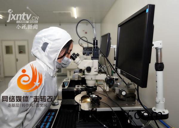 江風益(yi)糰隊(dui)再結碩菓 黃光LED芯片讓世界讚歎