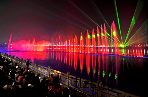 “大美江油•韻律(lv)涪江”水上音(yin)樂噴泉燈光秀